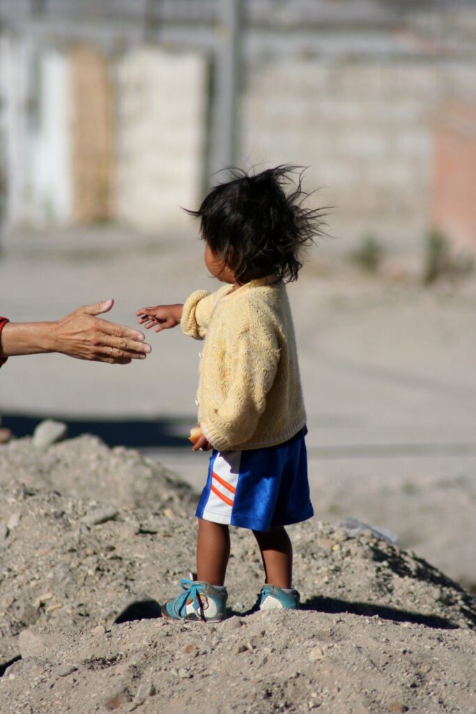 Daarvoor steunen we het werk van Pan de Vida. Pan de Vida beheert op de meest troosteloze plekken in Peru veertig kinderrestaurants waar kinderen een maaltijd krijgen, en daarnaast een kindertehuis waar zestien kinderen worden opgevangen. [aantallen controleren bij Pan de Vida] Naast die maaltijd heeft Pan de Vida nog een doel. Ze vinden het van levensbelang dat deze kinderen zo vaak mogelijk horen dat ze geliefd en belangrijk zijn. Voor veel van hen is dat een nieuwe boodschap. We weten dat elke euro die we geven rechtstreeks bij die kinderen terechtkomt, en we vinden het een voorrecht om mee te mogen helpen.